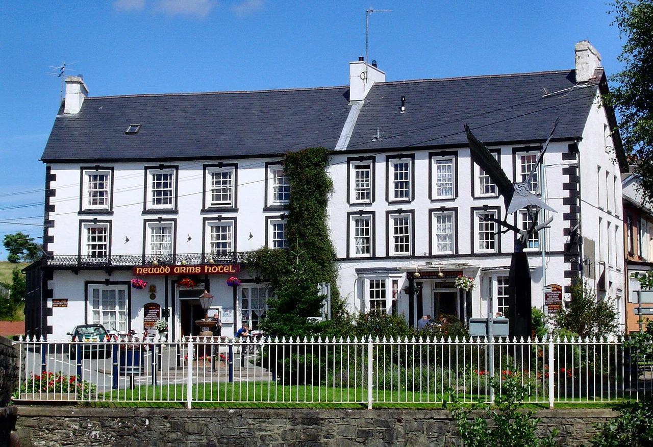 Neuadd Arms Hotel Llanwrtyd Wells Extérieur photo